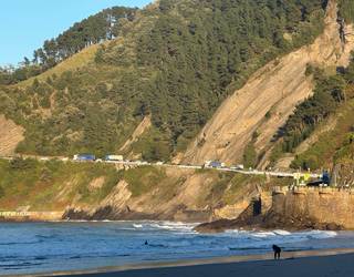 AP-8 autobidea itxita dago Donostiarako noranzkoan, Deban kamioi baten atoiak su hartu duelako