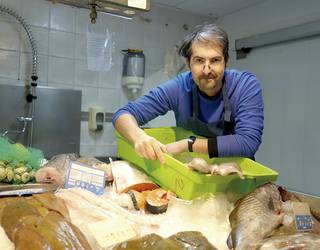 Fernando de la Torre, arrain saltzailea: "Lehenbailehen enkargatzea eta erostea gomendatzen diet bezeroei"