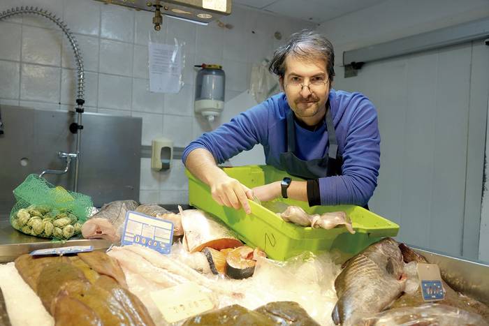 Fernando de la Torre, arrain saltzailea: "Lehenbailehen enkargatzea eta erostea gomendatzen diet bezeroei"