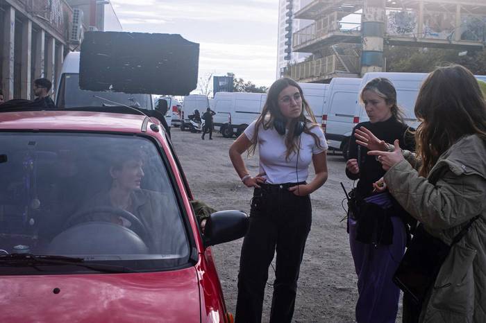 'Lehen aldiz' fikziozko miniseriaren filmaketa lanak hasi ditu Jone Arriola zinegileak