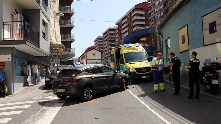 Auto batek eta moto batek aurrez aurre jo dute Trenbide kalean