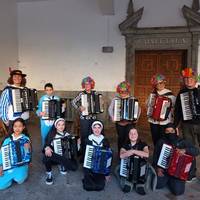 Debako musikaleko ikasleen eta irakasleen kalejira, mozorrotuta