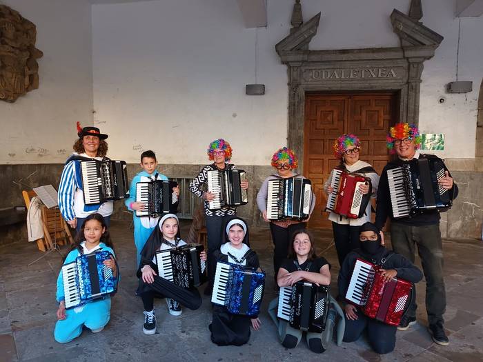 Debako musikaleko ikasleen eta irakasleen kalejira, mozorrotuta