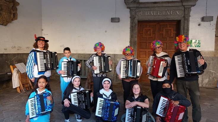 Debako musikaleko ikasleen eta irakasleen kalejira, mozorrotuta