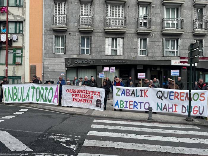 Kalitatezko osasungintza publikoaren aldeko elkarretaratzea egin dute