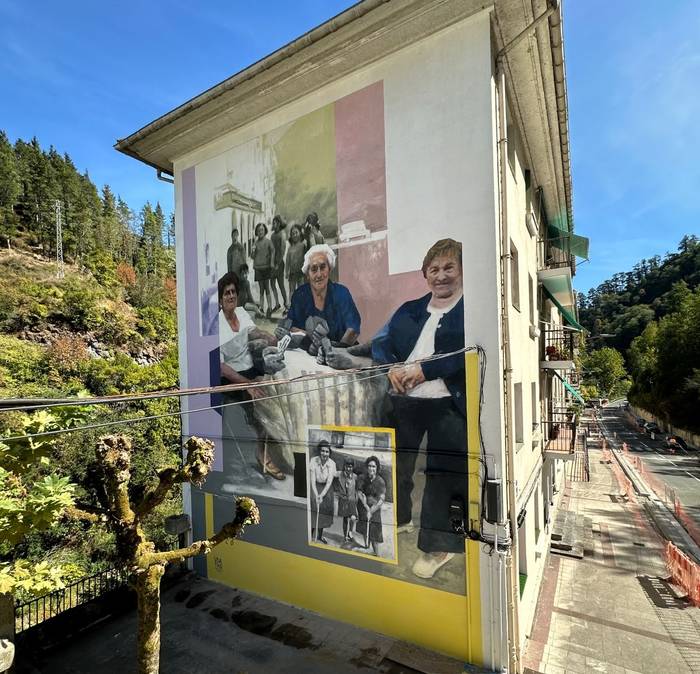 Udane Juaristi, "Udatxo", artistak bigarren mural bat egin du Txurrukenen, auzoko bizitzarekin lotura duena oraingoan