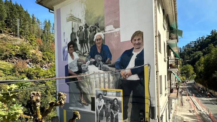 Udane Juaristi, "Udatxo", artistak bigarren mural bat egin du Txurrukenen, auzoko bizitzarekin lotura duena oraingoan