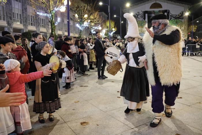 Moxuaneko atarian egingo diete bihar ongietorria mendaroarrek Olentzero eta Mari Domingiri