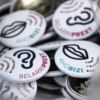 Euskaraldiko txapen banaketa