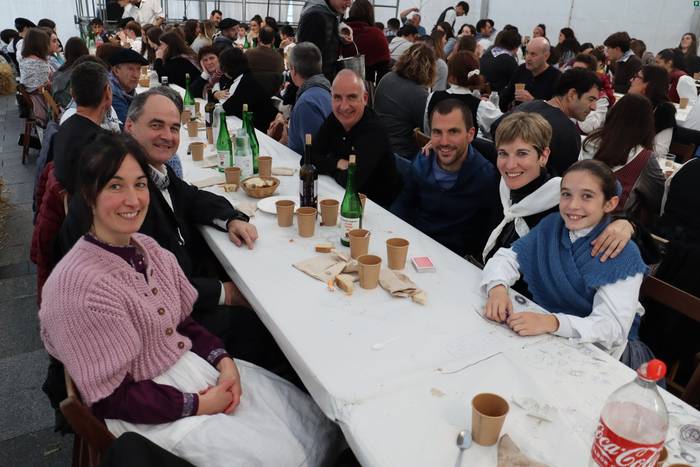 Giro ederra babajanean, bazkal osteko kantu saio eta guzti