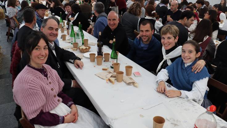 Giro ederra babajanean, bazkal osteko kantu saio eta guzti