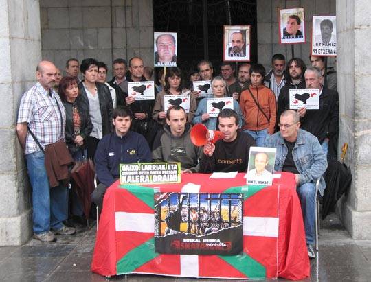 Manifestaziorako deialdia egin zuten Elgoibarko Amnistiaren Aldeko Mugimenduko kideek.
