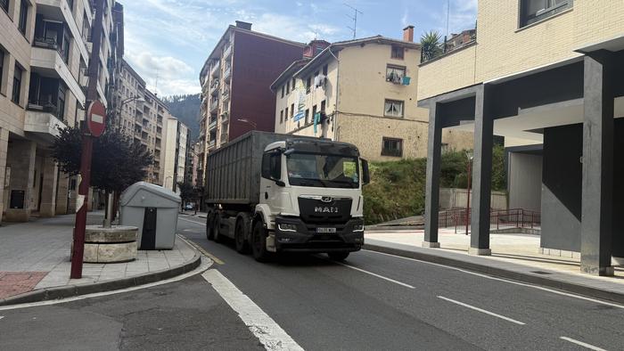 EH Bilduk azalpenak eskatu ditu duela sei hilabete onartutako ibilgailu astunen murrizketan aurrerapenik ez dagoelako