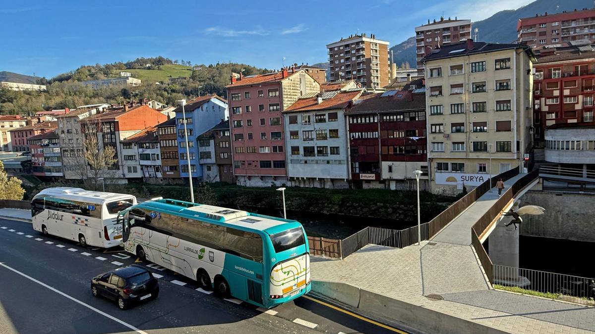 Ermua eta Donostia arteko autobus zerbitzua errefortzatuko du Lurraldebusek