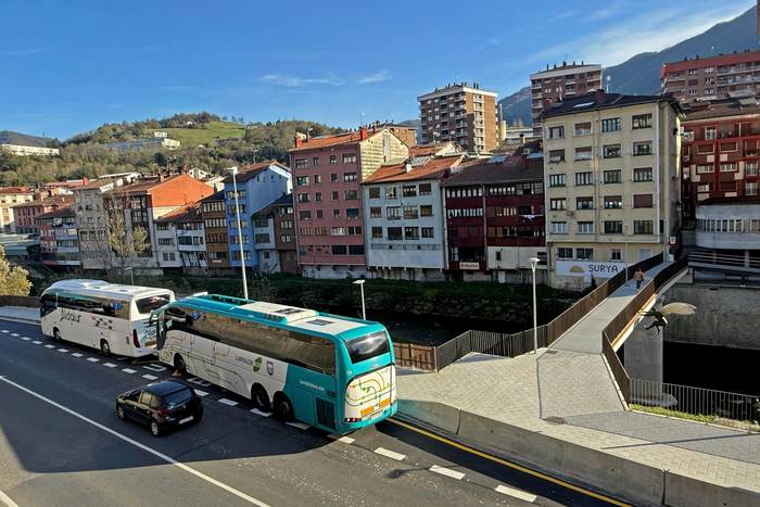 Ermua eta Donostia arteko autobus zerbitzua errefortzatuko du Lurraldebusek