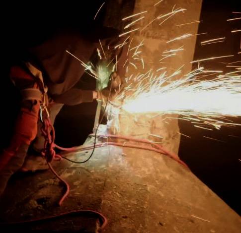 Morkaikuko gurutzea eraisteko lanak jasotzen dituen bideoa zabaldu dute ekintzaileek