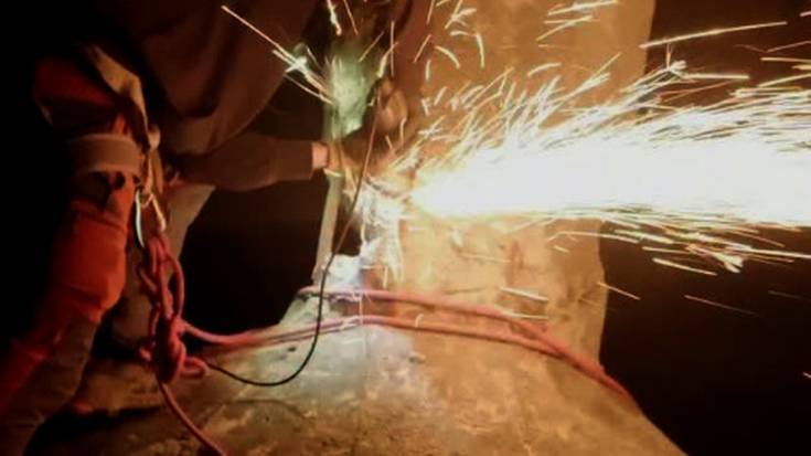 Morkaikuko gurutzea eraisteko lanak jasotzen dituen bideoa zabaldu dute ekintzaileek