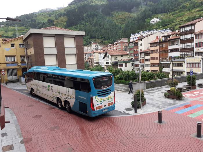 Autobusean plaza bermatzeko txartela online bidez erostea gomendatu du enpresak