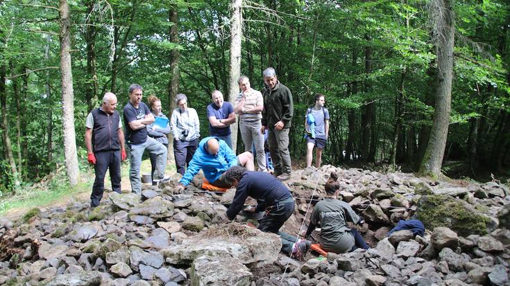 Hezur eta zeramika pusketa gehiago aurkitu dituzte Dolmenen Ibilbidean