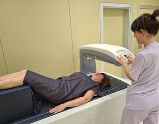 Dentsiometroa instalatu dute Eibarko Ospitalean, hezur-gaixotasunen diagnostikoa hobetu eta arintzeko