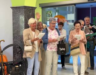 Elkarrekin kantuan hasi zituzten Mesedeetako Amaren Eguneko ospakizunak