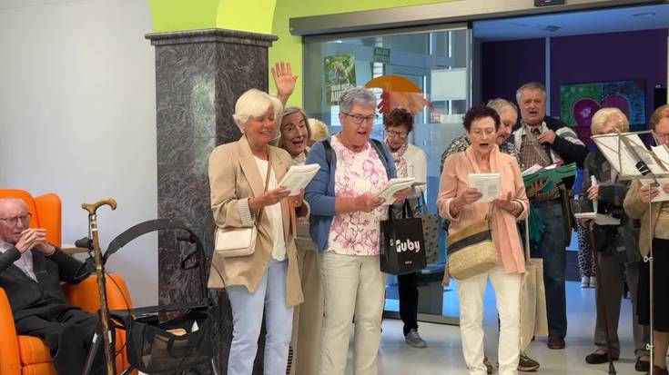 Elkarrekin kantuan hasi zituzten Mesedeetako Amaren Eguneko ospakizunak