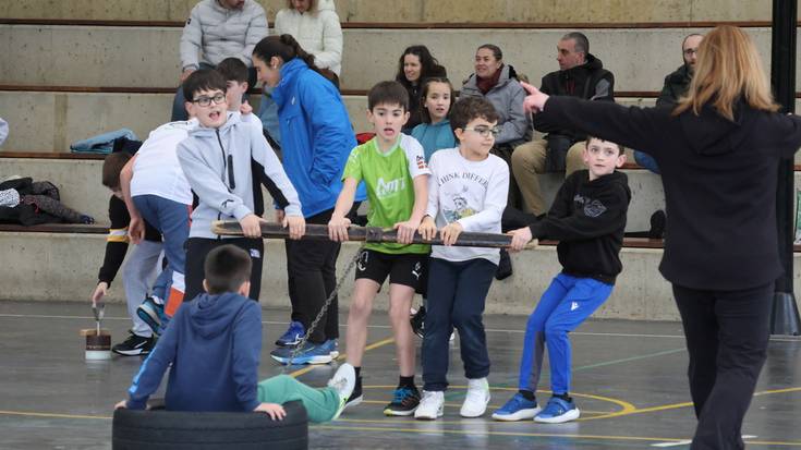 Deba, Mutriku eta herriko bertako 55 bat haur elkartu dira Mendaroko herri-kirol topaketan