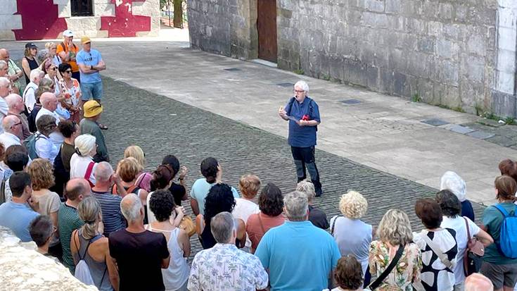 80 lagun inguruk parte hartu zuten Itziarko Santa Maria elizaren bisita gidatuan