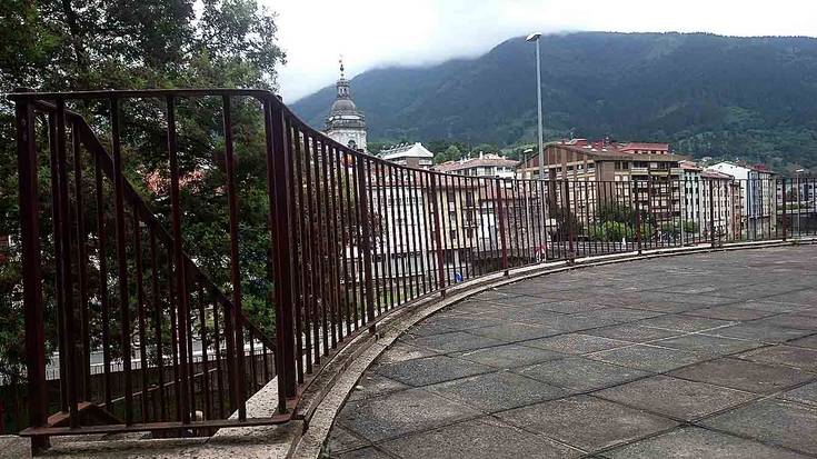 Barandak berrituko dituzte Jausoro plazan eta Pedro Mugurutzan