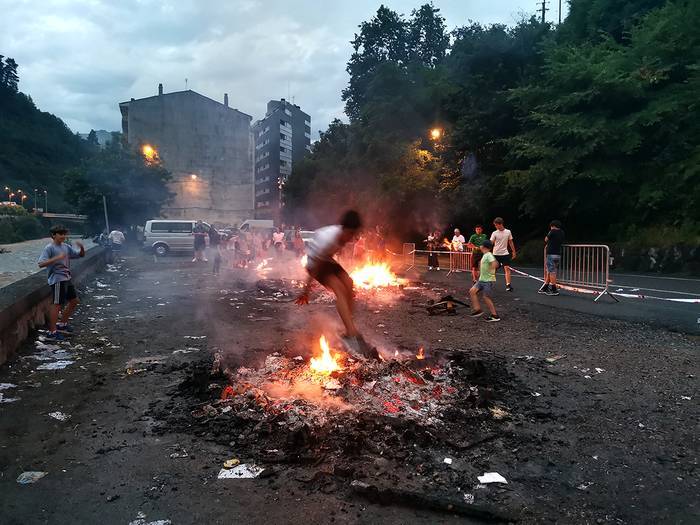 Basarte kalea eta Errezabaleko aparkalekua egokitu dituzte San Joan suak egiteko