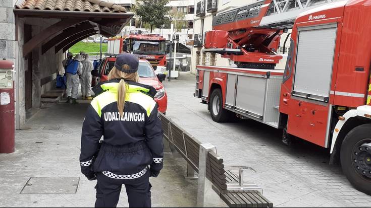 Suhiltzaileek San Lazaro egoitza desinfektatu dute
