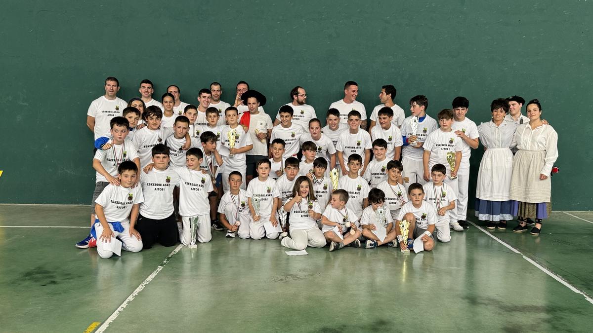 Omenaldi hunkigarria Aitor Atxotegiri