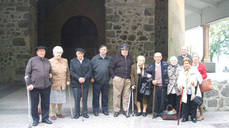 Mesedeetako Amaren egoitzakoak Arratera txangoa egin zuten