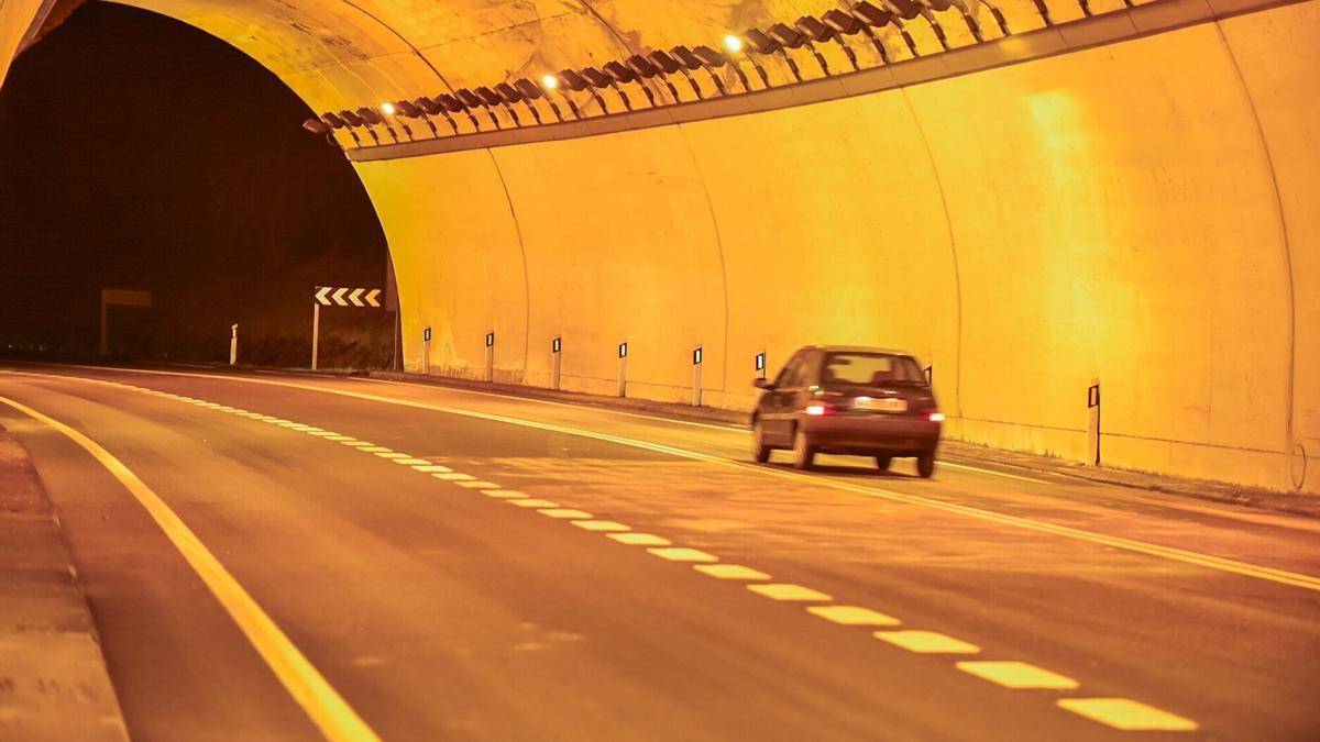 Azkarateko tunelean istripua izan dute bi autok