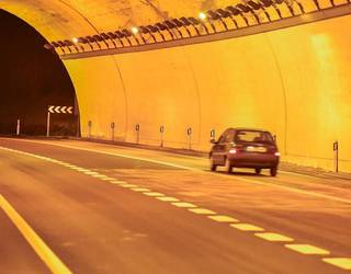 Azkarateko tunelean istripua izan dute bi autok