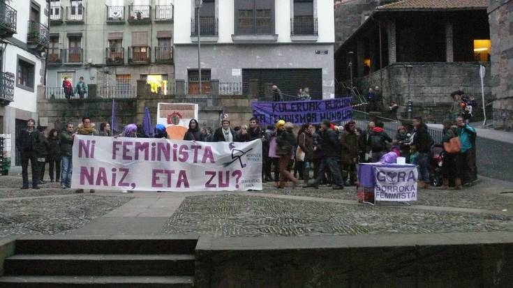 Feminismoaren aldarria plazara atera dute Emakumearen Nazioarteko Egunean