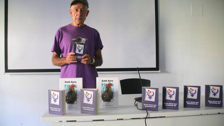 'Gure Ama-Lur feminista da' olerki-bilduma aurkeztu zuen Ibon Muñoak