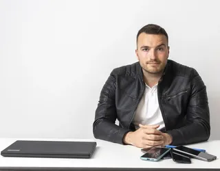 Telmo Lazkano gonbidatu dute mugikorren erabilera atzeratzeaz hitz egiteko kafe tertuliara