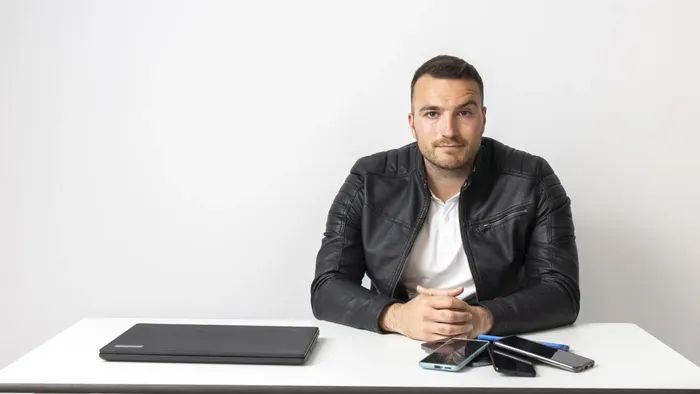 Telmo Lazkano gonbidatu dute mugikorren erabilera atzeratzeaz hitz egiteko kafe tertuliara