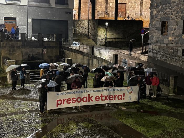 Euskal presoen, iheslarien eta deportatuen etxeratze prozesua kutsatu nahian dabiltzala salatu zuten