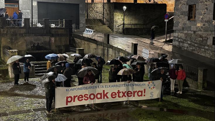 Euskal presoen, iheslarien eta deportatuen etxeratze prozesua kutsatu nahian dabiltzala salatu zuten