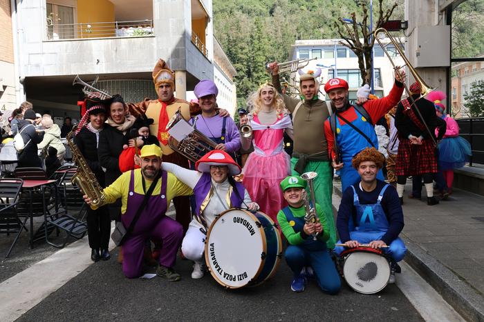 Bizi Poza txarangaren inauterietako kalejira