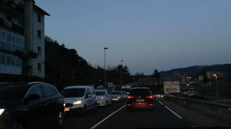 A-8an Zaldibarren gertatu den lur jausia trafiko arazo larriak eragiten ari da Elgoibarren ere