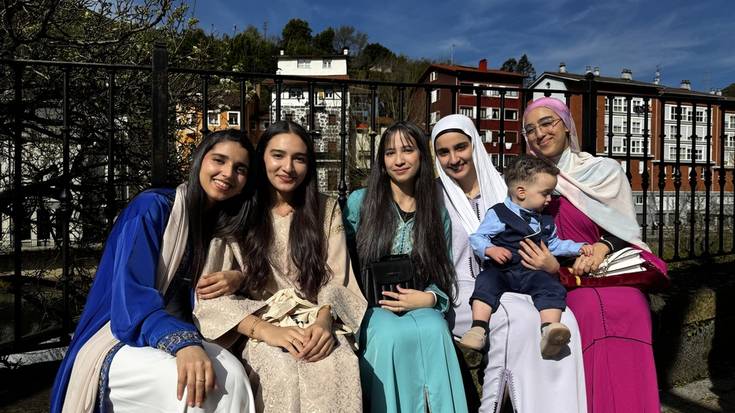 Ramadanaren amaiera ospatu du komunitate islamiarrak plazan, gutiziak partekatuz herrikideekin