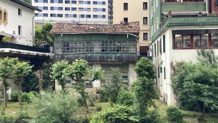 Plaza Zaharreko etxe txikia bota, Itxaropenako terrazarako irisgarritasuna hobetu eta kiroldegiko aldagelak zaharberritzeko diruak