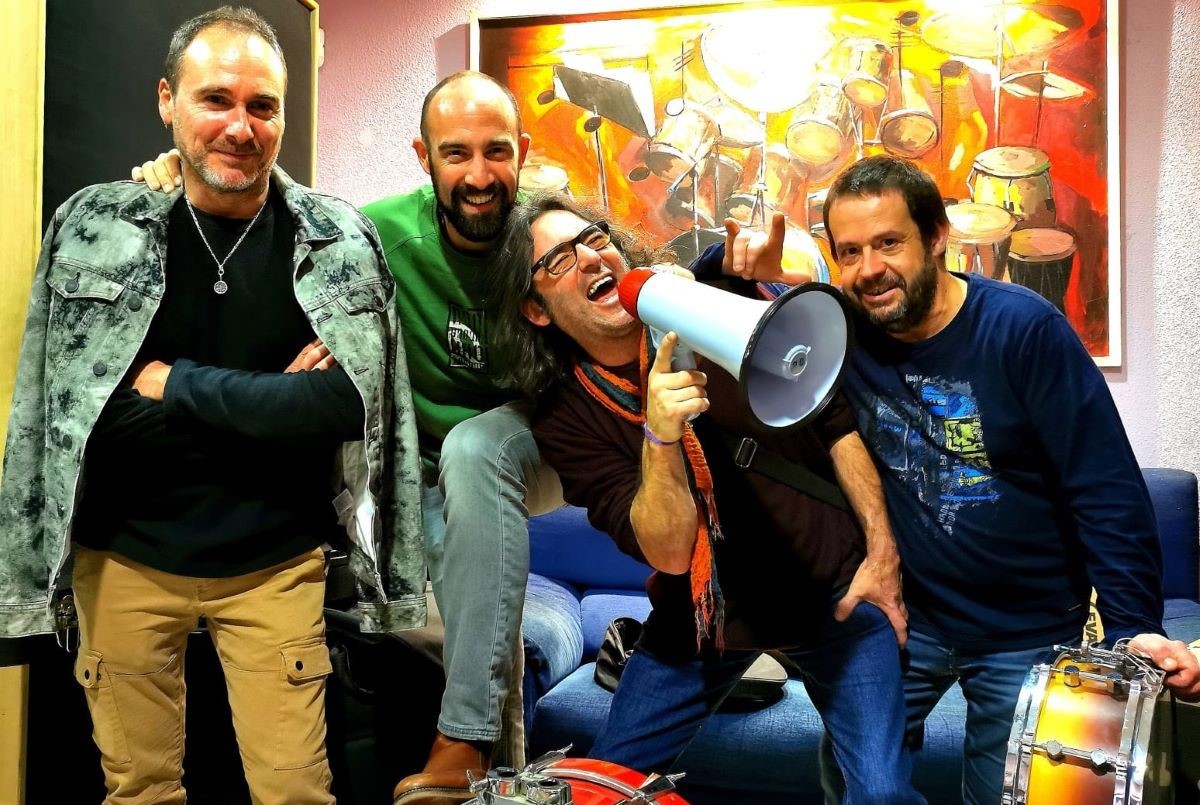 Aita Agirreko arkupea rock doinu biziekin girotuko du Mutrikuko Laumono taldeak barikuan