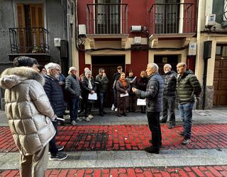 Talde handia elkartu zen 'Soraluzeko hiribildu historikoa' ibilaldi gidatuaren bueltan