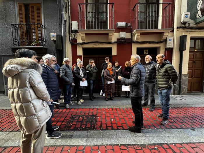 Talde handia elkartu zen 'Soraluzeko hiribildu historikoa' ibilaldi gidatuaren bueltan