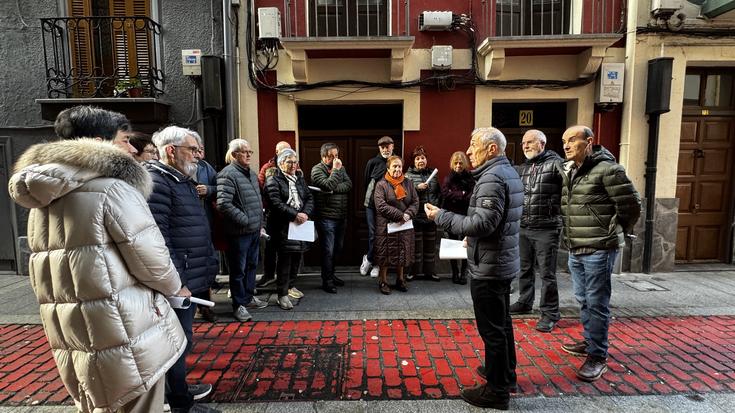 Talde handia elkartu zen 'Soraluzeko hiribildu historikoa' ibilaldi gidatuaren bueltan