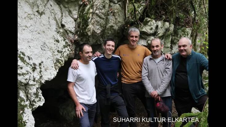 Mendaroko Santakutz kobazuloko aurkikuntza nola izan zen azaldu dute Suharri kultur elkartekoek